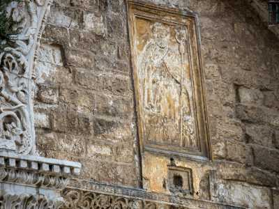 Nella lunetta del portale vi � un bassorilievo di San Nicola del XIV secolo: la pi� antica immagine del Patrono presente in Basilica